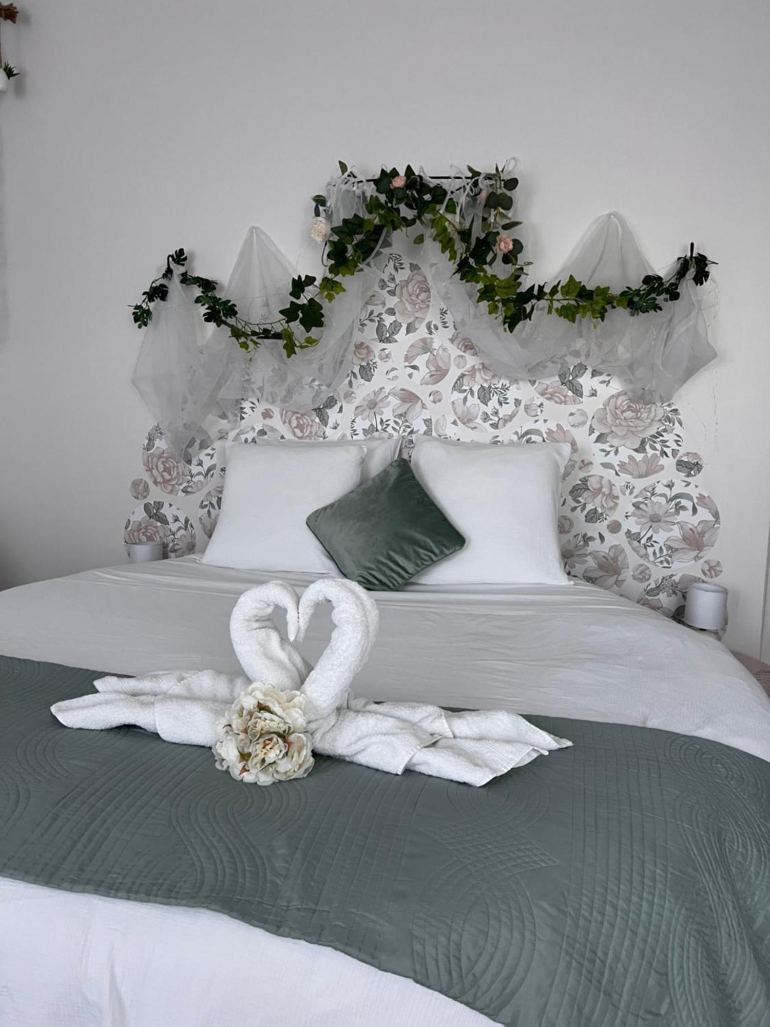 Domaine Des Anges Bed and Breakfast Avesnes-sur-Helpe Exteriör bild