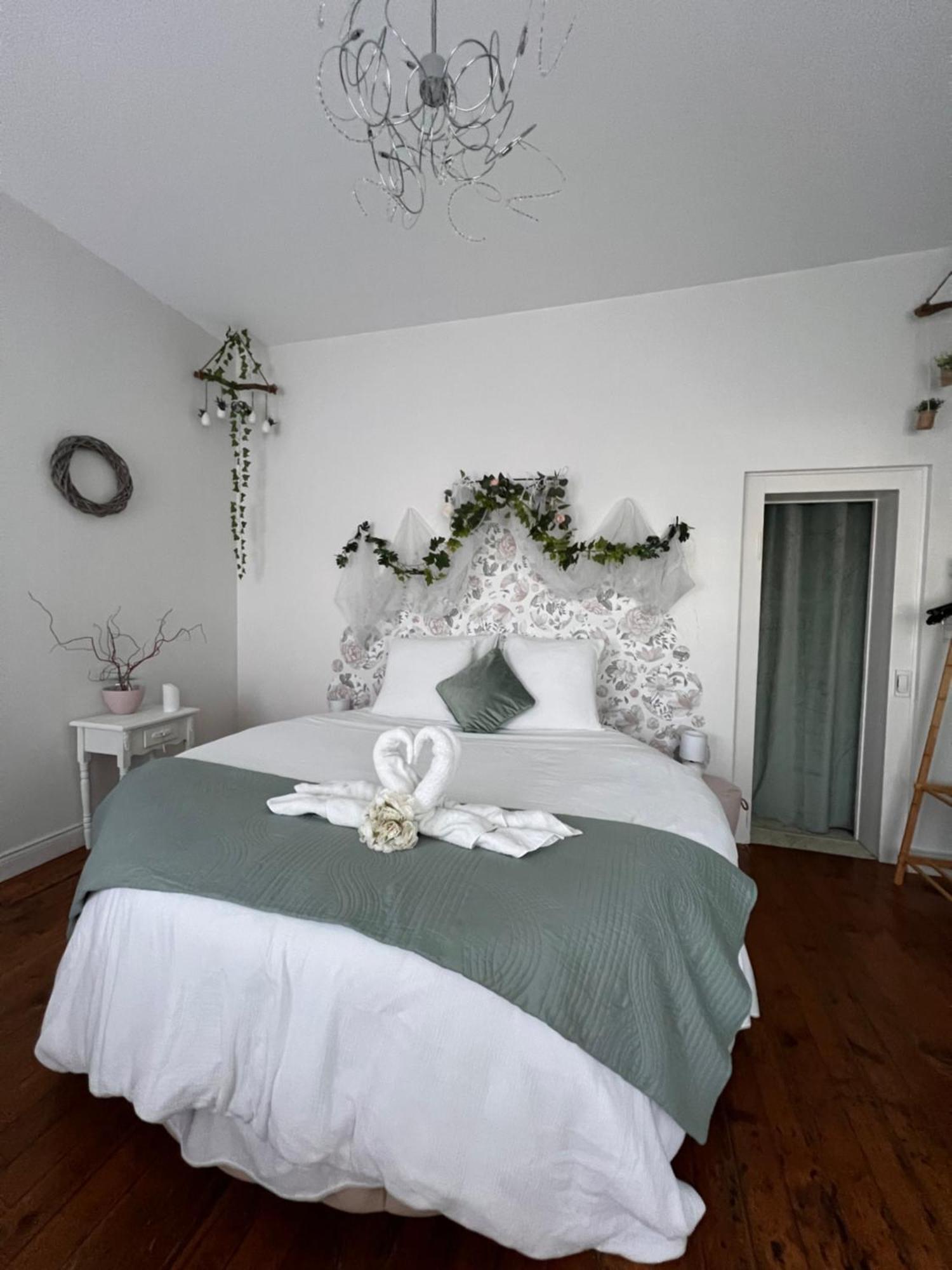 Domaine Des Anges Bed and Breakfast Avesnes-sur-Helpe Exteriör bild